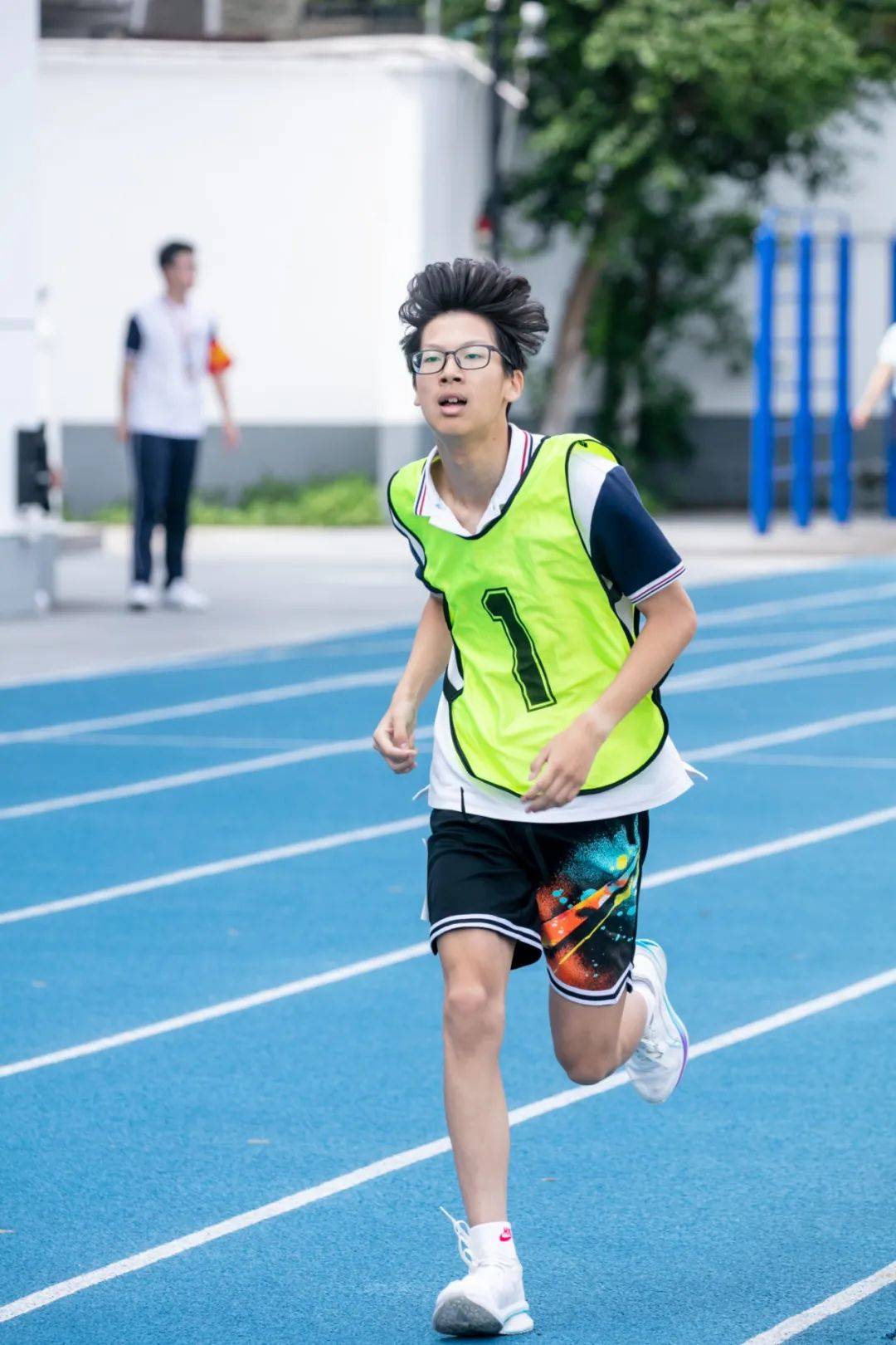 赛场上队员积极拼搏，展现出色表现