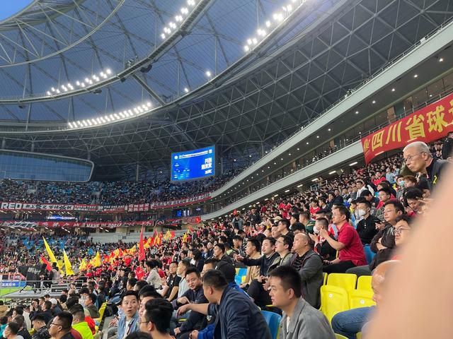 关于球迷热情支持，现场气氛热烈动人的信息