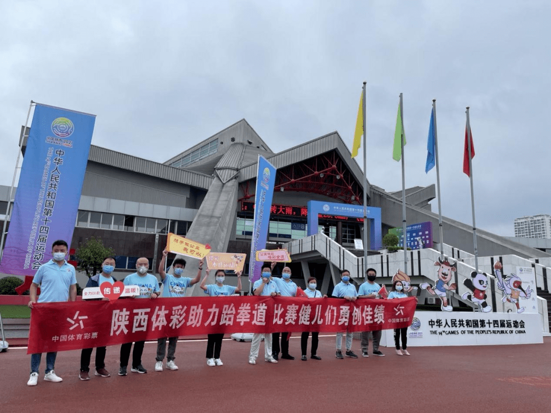 鱼鹰球迷聚集球场助威，为球队加油助力获胜的简单介绍