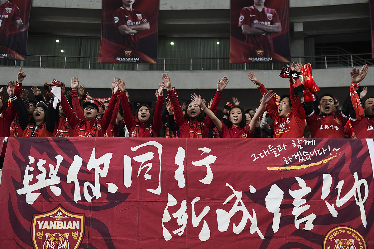 经过激烈争夺！球队最终获得胜利！