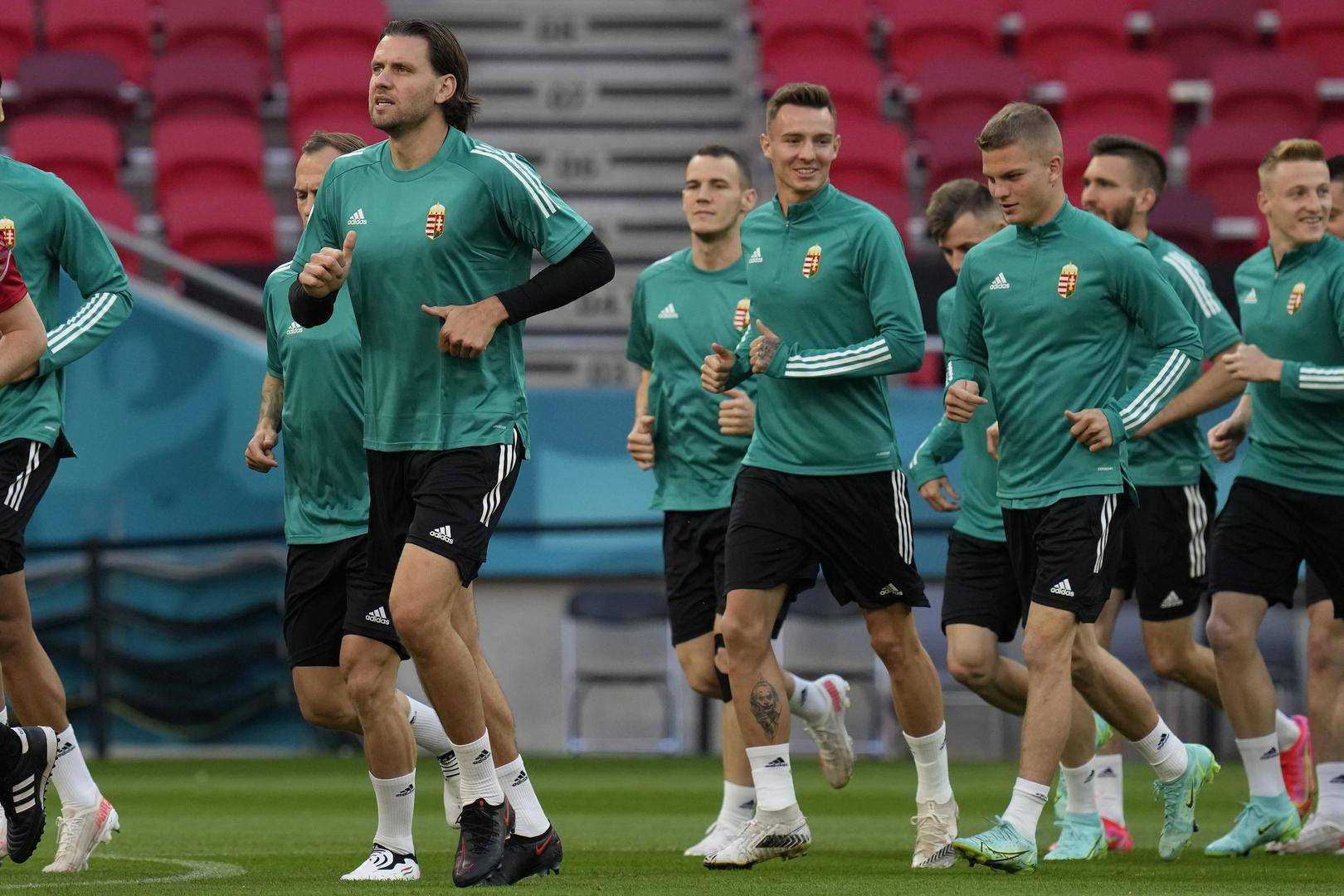 欧洲杯预选赛紧张进行，球员积极备战