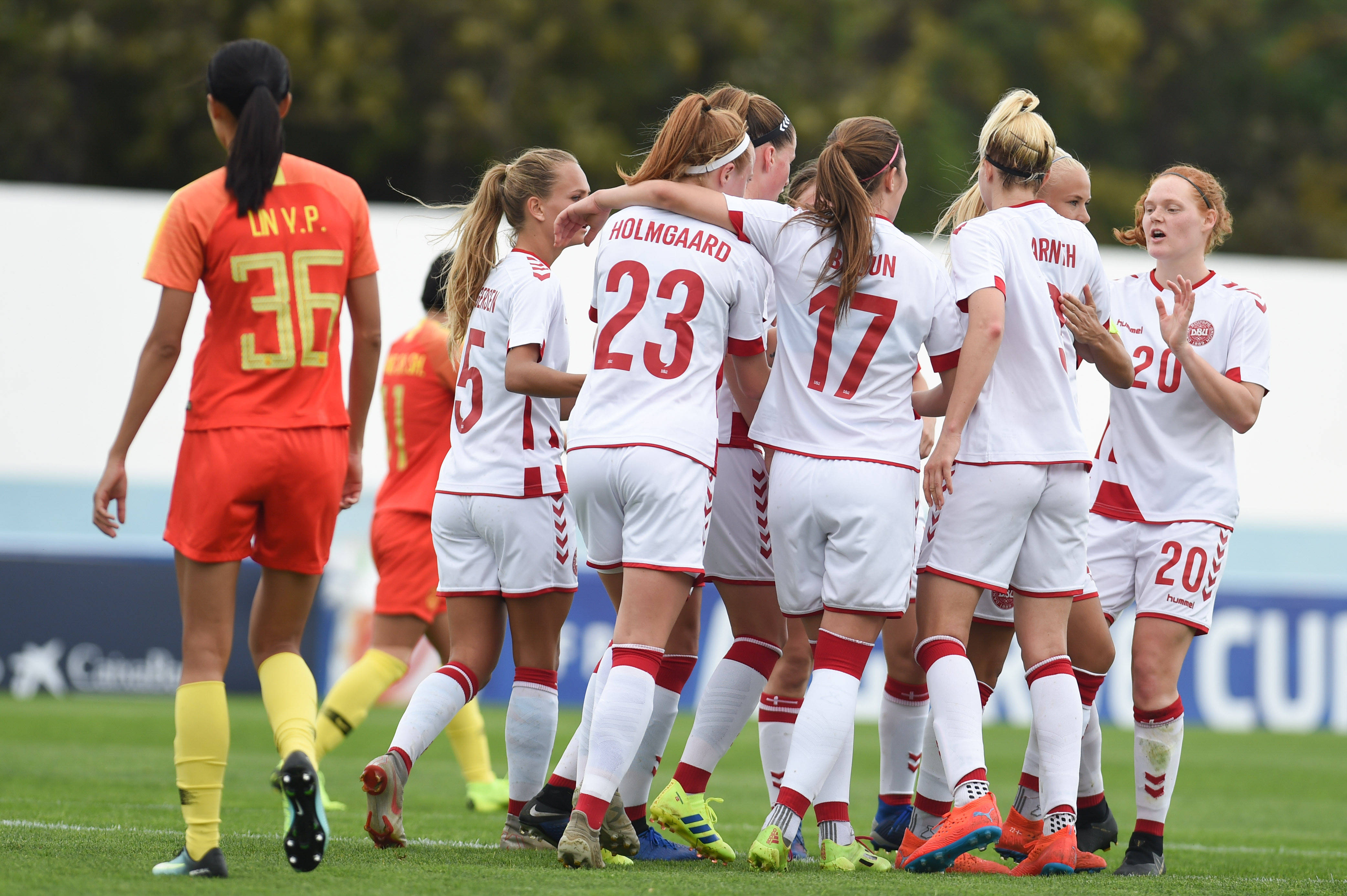 英格兰女足球迷聚集体育场，助威比赛