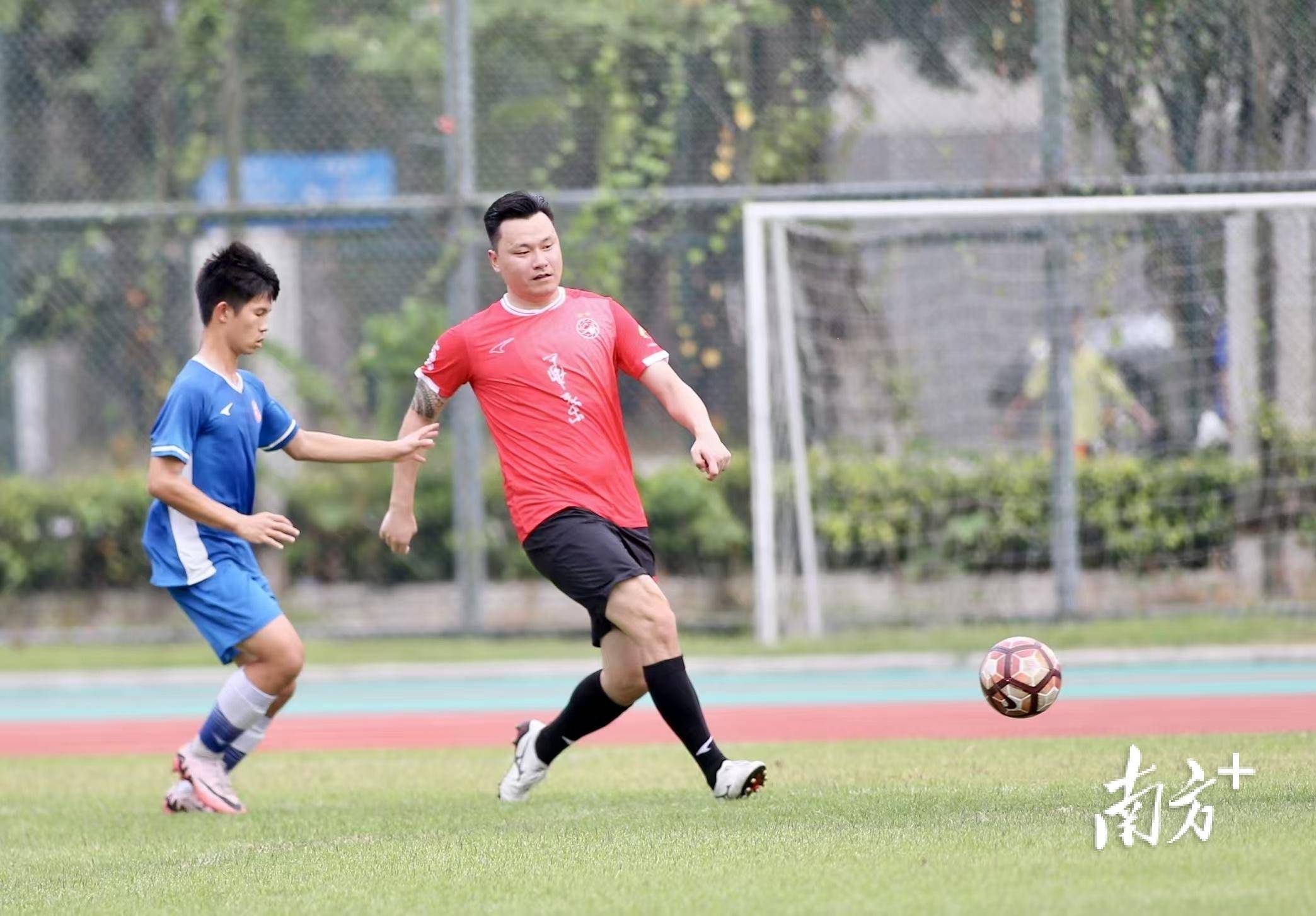 关于球员表现抢眼，国内足球比赛激情高涨的信息