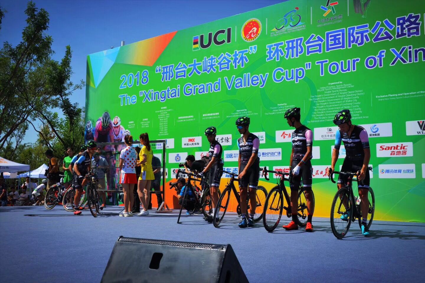 包含荷兰自行车队团体赛夺冠，速度超群的词条