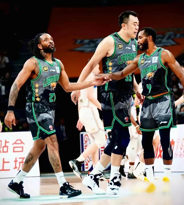 CBA季后赛激烈角逐，球队拼尽全力的简单介绍