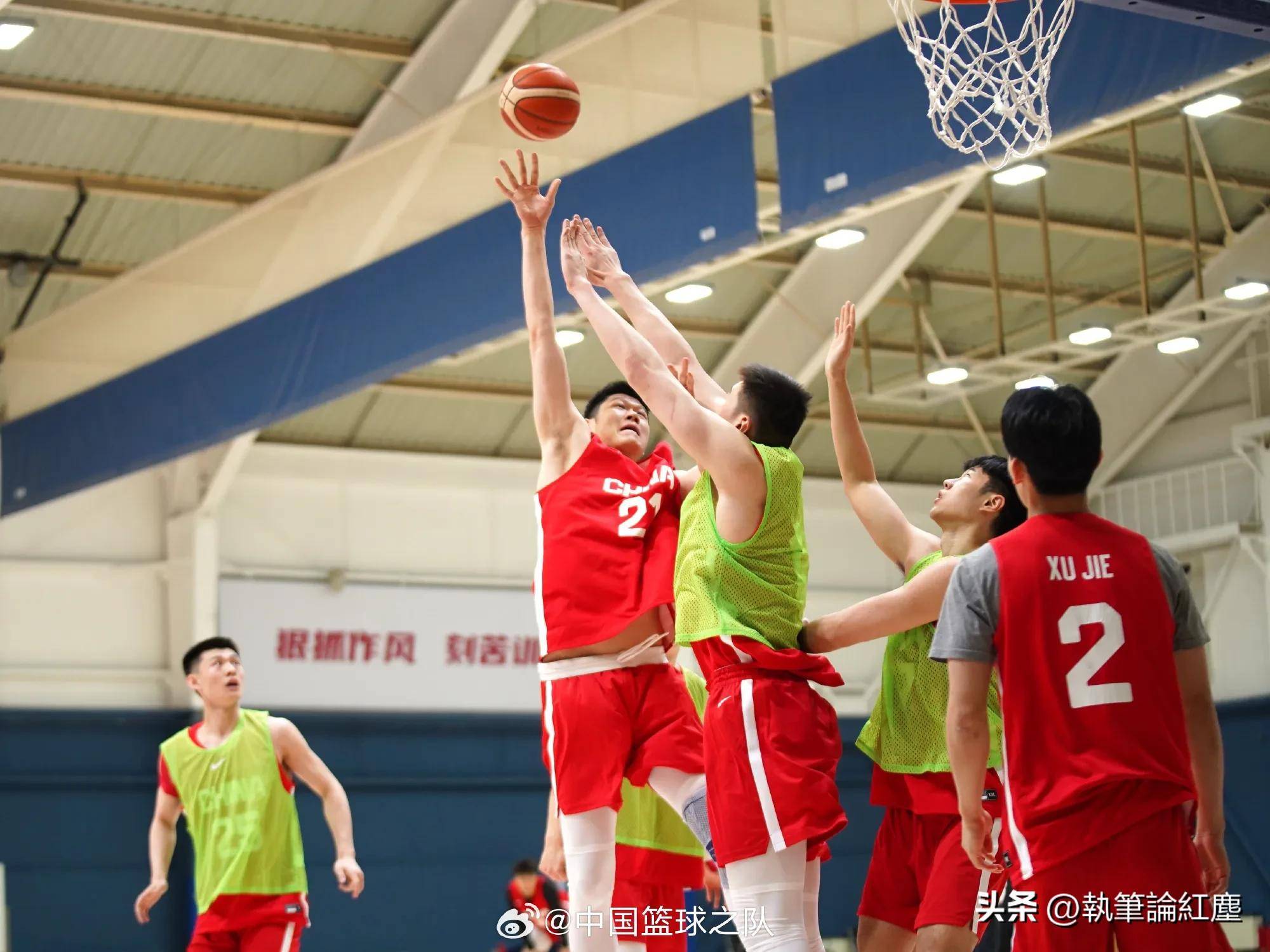 专业球员在国际篮球比赛中获得成功