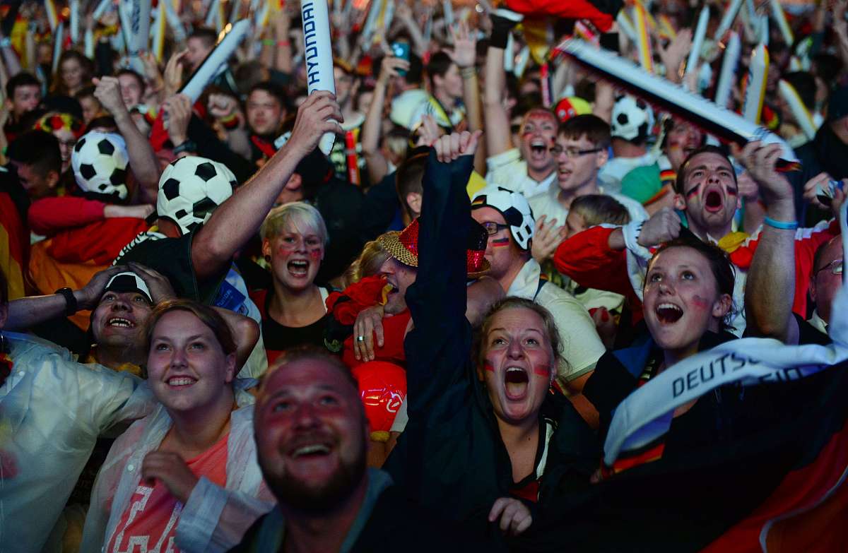 足球比赛中发生了激烈的争夺