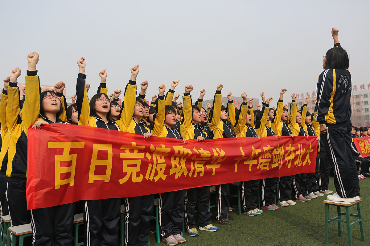 包含全队奋力拼搏，破门得分取得胜利的词条