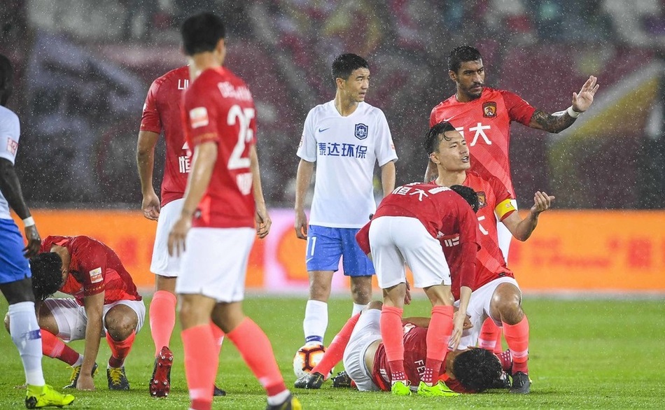 泰达主场不敌恒大，保级形势严峻