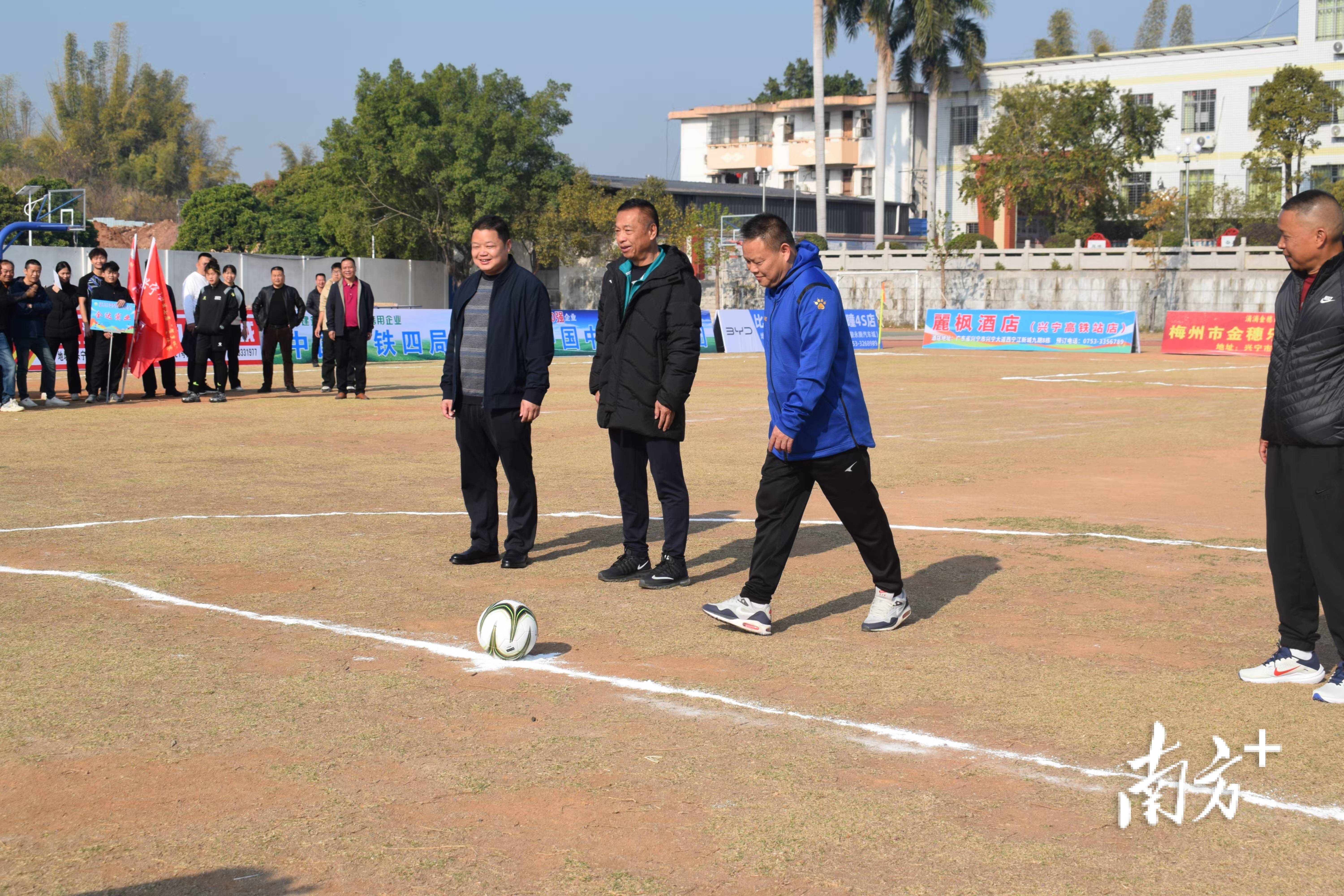 斗志昂扬！女子足球选手努力拼搏！的简单介绍