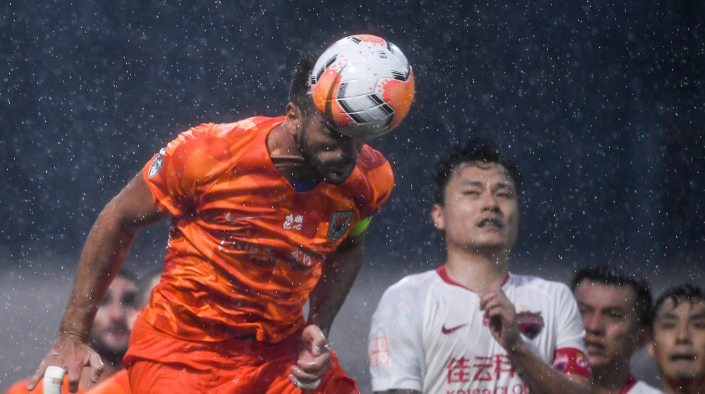 山东鲁能逆转取胜，保持不败纪录