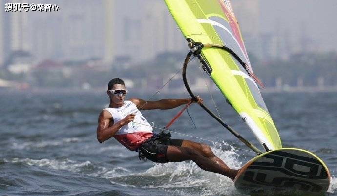 阿联酋选手在帆船比赛中斩获奖牌