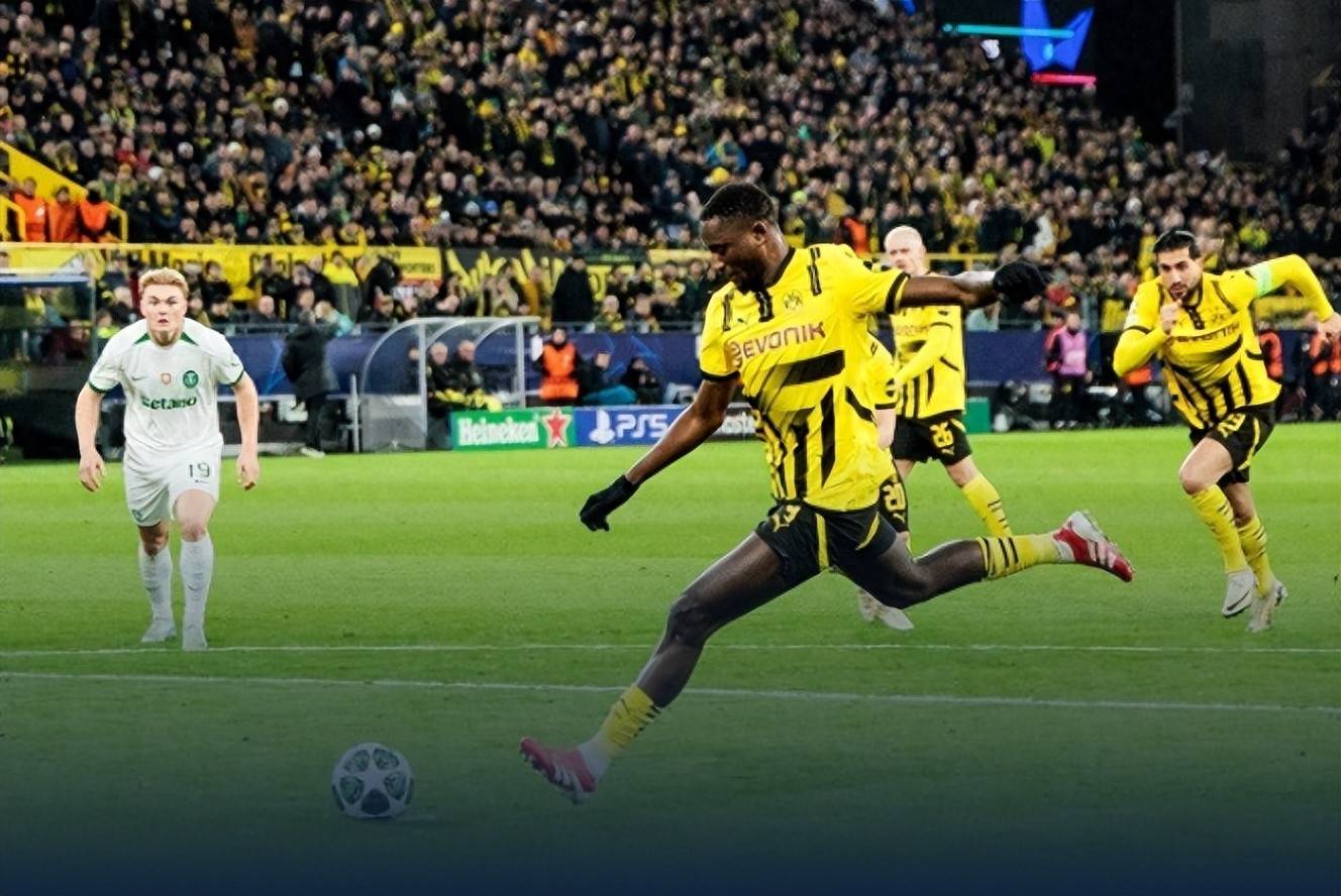 曼联客场大胜多特蒙德，晋级强