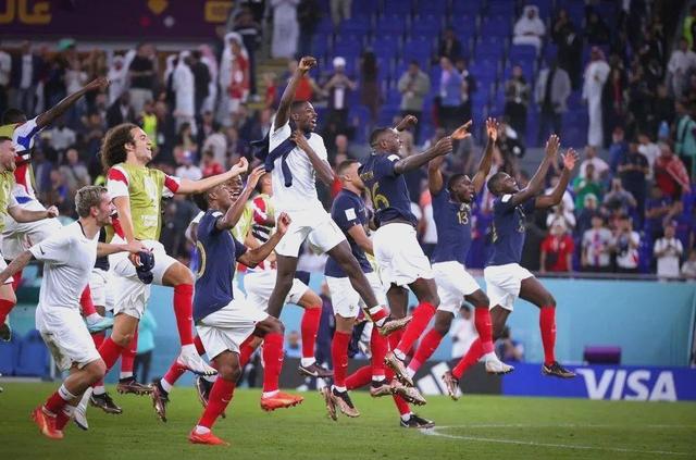 热门球队对阵，场上对决紧张刺激