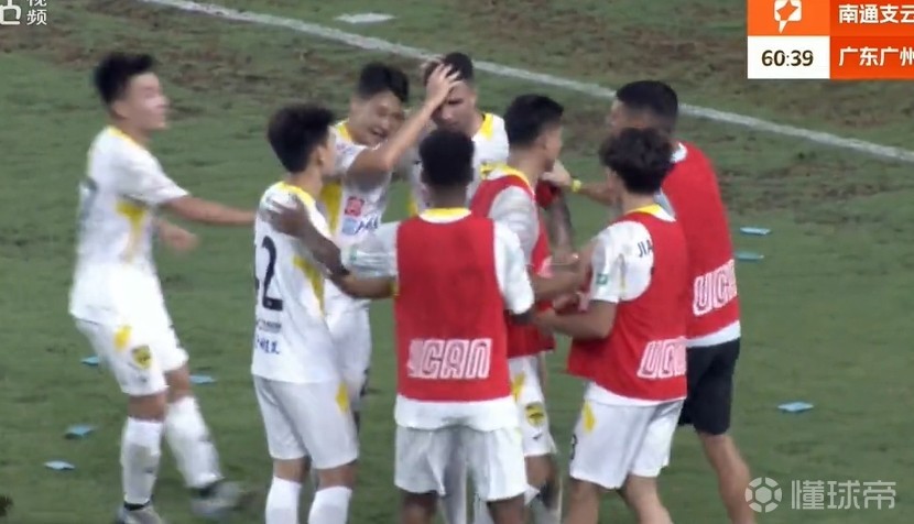 挑战极限！球员们在比赛中展现出非凡的技艺