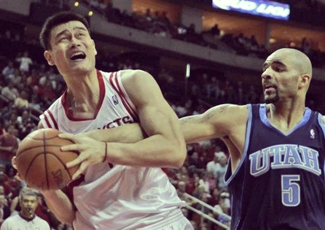 姚明受邀赴美观看NBA季后赛，与球员互动交流的简单介绍