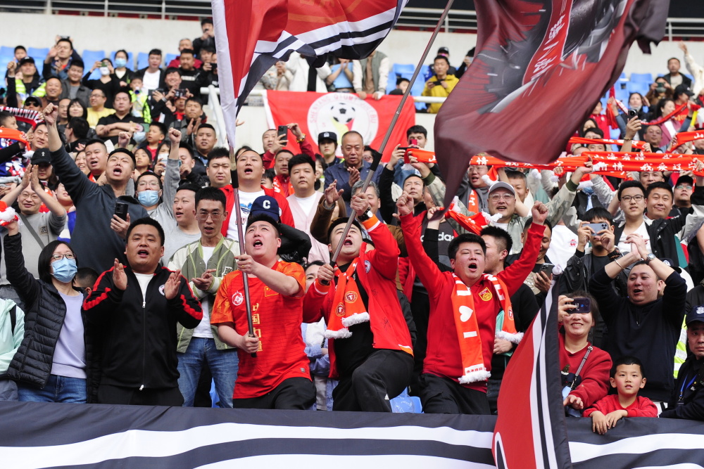 球队战胜对手，现场球迷沸腾欢呼