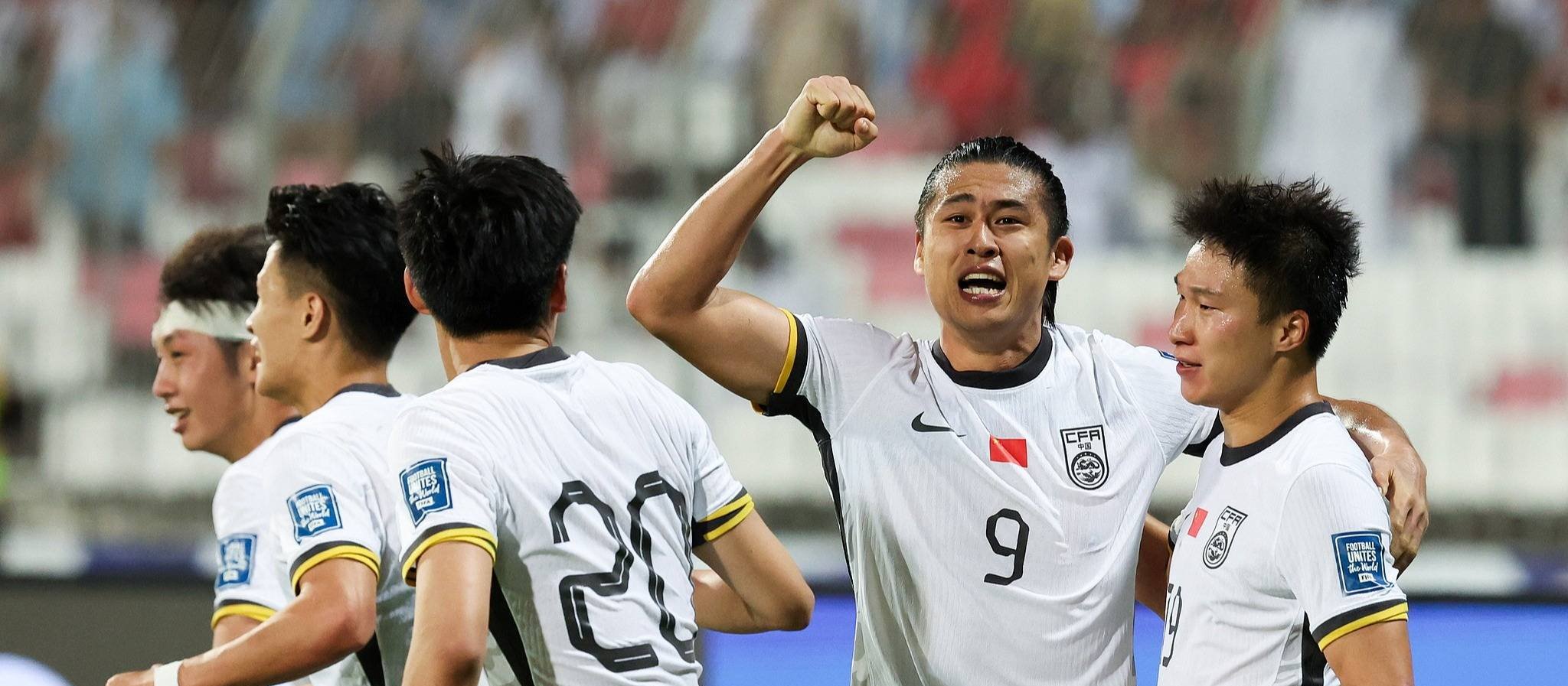 激烈比赛中球员不畏强队，奋力前行