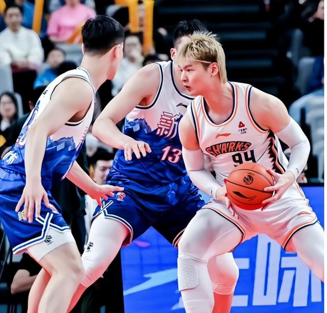 辽宁队在场上碾压对手，取得胜利