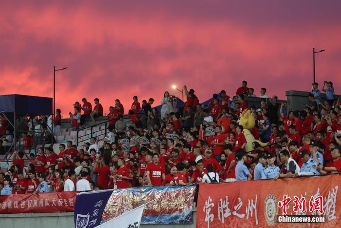 足球赛事火爆开场，球队实力大考验