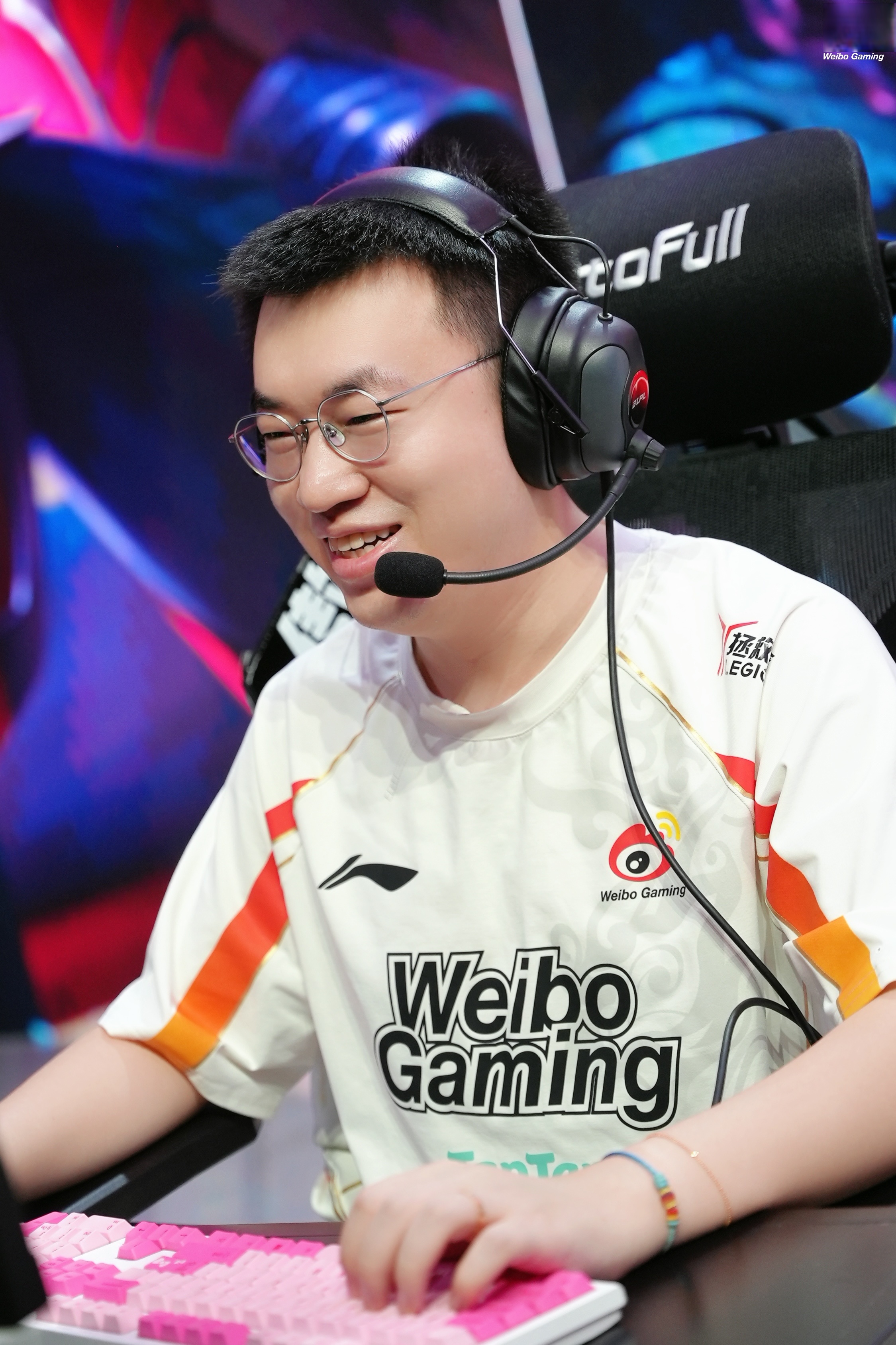 包含WBG翻盘V5，Faker团战一打五宿敌对决2025世界赛，留下经典瞬间的词条