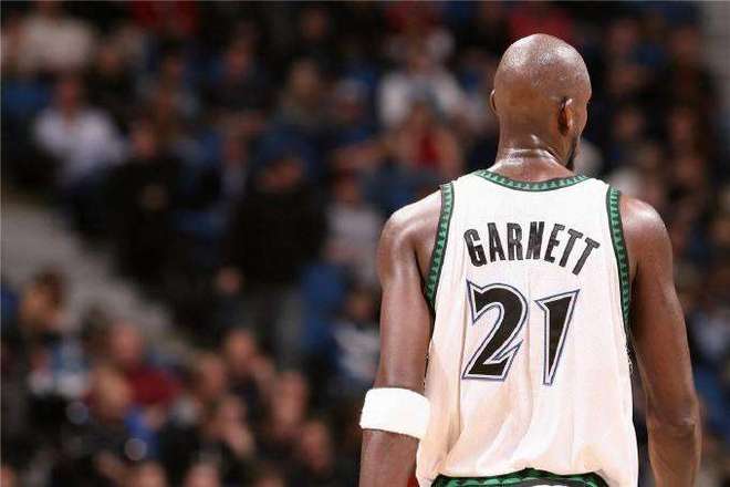 深圳队完胜爵士，保罗带队取胜