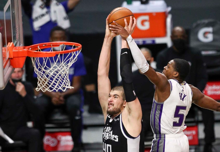 勇士轻取雷霆，福克斯高光表现